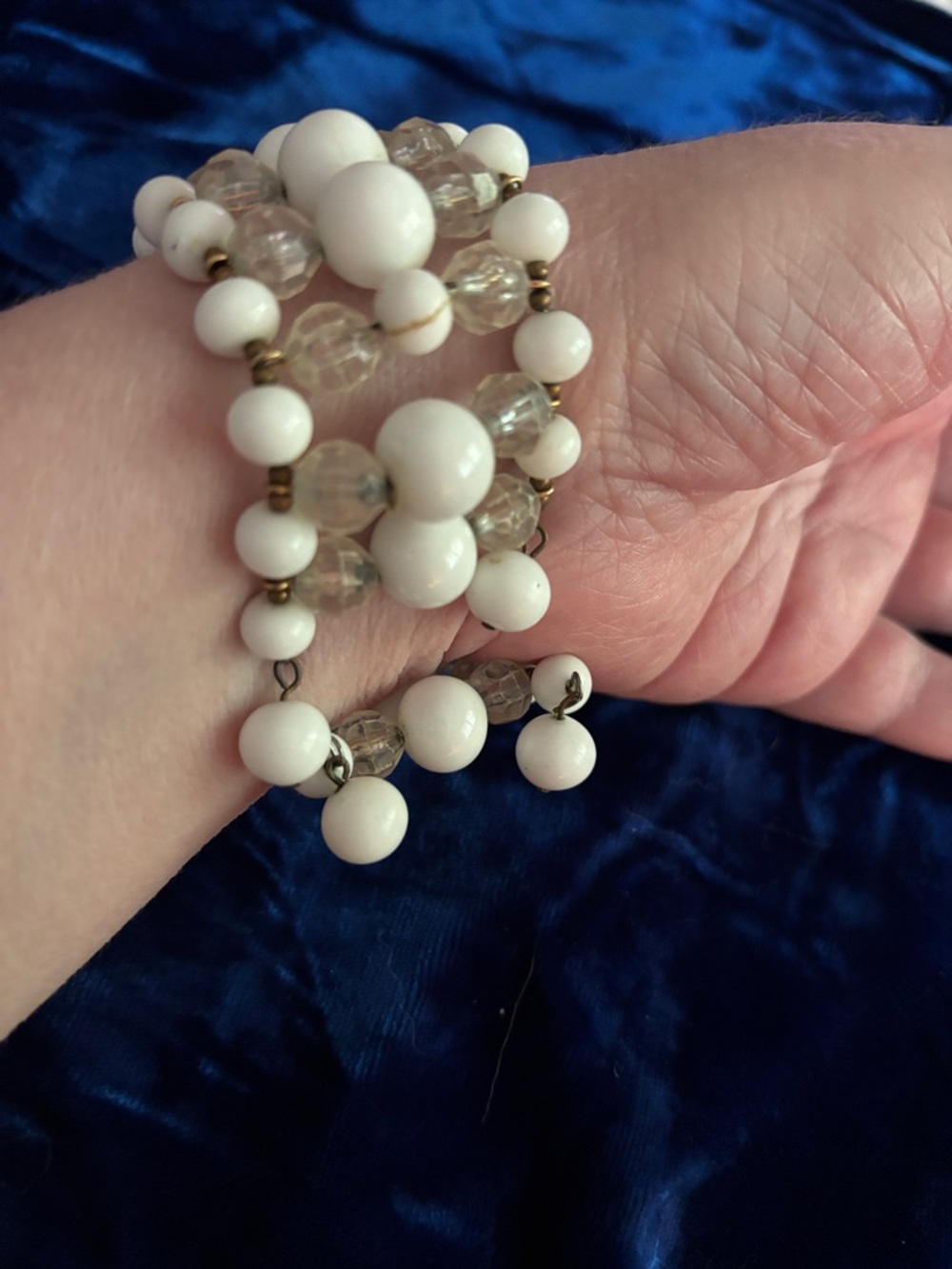 Miriam Haskell Vintage White milk beads & glass bead memory wire bracelet - Picture 6 of 7